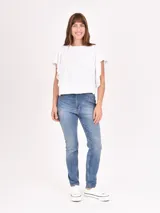 Pantalón jean de tiro alto, corte skinny y color celeste claro.