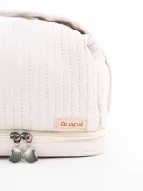 Neceser color crema con diseño acolchado y cierre doble.