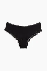 Pack de tres bombachas hipster negras de algodón con cintura estándar, refuerzo interior, cobertura media en la parte de atrás y detalles de encaje en la cintura y las piernas.