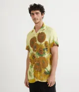 Camisa de viscosa color amarillo con estampado de girasoles de Van Gogh, de corte slim, manga corta y cuello bowling.