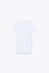 Camiseta rosa de viscosa, corte slim fit, cuello redondo y manga corta.
