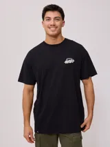 Remera negra de algodón con estampado del logo de la marca Rusty en el frente.
