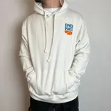 Canguro blanco con capucha y cordones ajustables. Estampado en la espalda con una naranja seccionada y la frase "Flower Power" en letras azules. Corte regular.