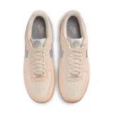 Zapatillas urbanas Nike Air Force 1 '07 Lv8, color crema con detalles en gris y suela de goma color caramelo.