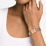 Reloj Michael Kors modelo Darrington, con caja cuadrada y pulsera de eslabones entrelazados, ambos en acero inoxidable color oro rosa. La esfera es rosa suave con agujas y marcadores de hora minimalistas. Resistencia al agua de 5 ATM.