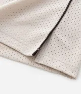 Musculosa deportiva de baloncesto color crema con cuello redondo y ribete en marrón. Estampado frontal con la palabra "Miami" y el número 33 en marrón.