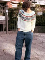 Sweater tejido a mano en hilo de algodón color beige con cuello redondo y diseño geométrico en el pecho en colores rosa, verde y marrón.