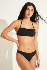 Top bandeau negro con tirantes finos y copas removibles.