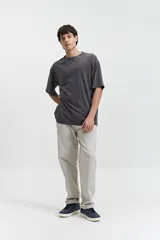 Remera gris de manga corta con corte oversize y cuello redondo.