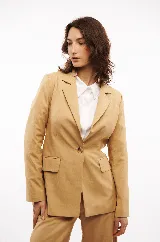 Blazer color beige entallado, con corte en la cintura y cierre con un botón.