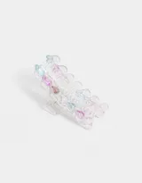 Broche alargado para el pelo con apliques de corazones transparentes en tonos celeste, lila y rosa.