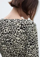 Vestido largo con estampado animal print, escote en V y mangas largas. Tejido fluido y diseño recto.