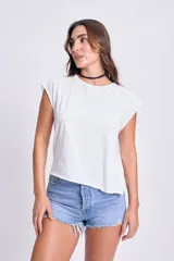 Camiseta blanca de manga corta con cuello redondo y diseño de hombros caídos (raglan), terminación deshilachada en el ruedo inferior.