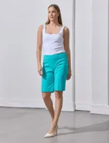 Bermuda color lila de gabardina elastizada, marca Zac & Rachel.