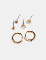 Set de tres pares de aros dorados: un par de aros tipo botón con bolitas, un par de aros tipo botón con circonitas y un par de aros argolla con circonitas.