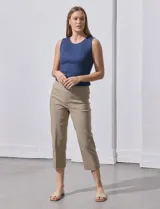 Pantalón capri color beige, marca Zac & Reachel, confeccionado en gabardina elastizada. Tiene pretina ancha elastizada, bolsillos delanteros y traseros simulados.