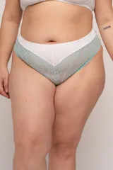 Bombacha tiro alto confeccionada en lycra y puntilla elastizada color celeste y blanco.