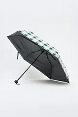 Paraguas plegable con funda protectora de tela estampada a cuadros vichy en tonos verde oscuro y blanco. Posee mango y remate de plástico negro.