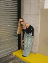 Pantalón de jean tiro bajo, color celeste claro lavado, de corte ancho y pierna recta.