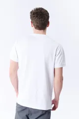 Remera de manga corta de piqué color blanco, con cuello mao y botonera parcial.