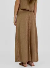 Pollera larga color dorado, tejida en hilo de lino con aberturas laterales.