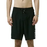 Boardshort negro de largo medio (19 pulgadas) con cordón ajustable en la cintura y estampado vertical en blanco con tipografía cursiva en el lateral izquierdo.