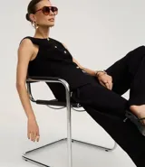 Pantalón de mujer modelo pantalona Wide Leg color negro, confeccionado en tejido flame (viscosa y poliéster). Presenta trabillas en la cintura, cierre tradicional y frisos laterales.