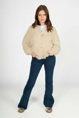 Saco color beige de lana con textura de pelo largo, cuello camisero, cierre frontal con botones dorados y corte recto.