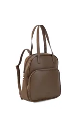 Mochila color marrón con doble asa de mano y correas traseras regulables. Presenta un bolsillo frontal con cierre y compartimento interno para iPad.
