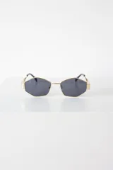 Lentes de sol con cristales oscuros de forma hexagonal y armazón metálico en color dorado. Cuentan con protección UV400 y patillas delgadas con terminales negras.