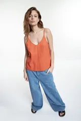 Top color ladrillo de lino con breteles finos y escote en V.