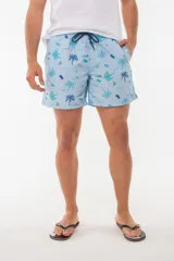 Short de baño azul con estampado de hojas de palmera en tonos azules, blancos y rosados.
