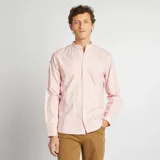 Camisa de vestir rosa claro, corte clásico, cuello mao y mangas largas con puños abotonados.