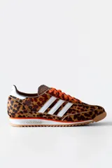Championes Adidas SL 72 con estampado animal print, cordones naranjas y las tres tiras clásicas en blanco.