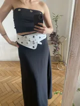 Cinto de cuero con hebilla metálica y diseño texturizado símil piel de cocodrilo, serpiente o charol.