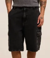 Bermuda masculina de jean color gris oscuro, corte holgado, con bolsillos cargo laterales, trabillas en la cintura y cierre con botón y cremallera.
