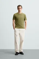 Camiseta marrón de corte slim fit, confeccionada en tejido de algodón con elasticidad, cuello redondo y manga corta.