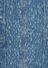 Vestido corto de denim azul con cuello redondo y sin mangas.