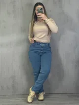 Pantalón de jean celeste de corte recto y tiro alto.