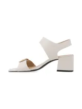 Sandalias negras de cuero con taco bloque, hebillas metálicas doradas y suela antideslizante de caucho.