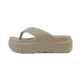 Sandalia marrón de plataforma, con tira entre los dedos y plataforma de 5 cm.