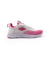 Championes blancos con detalles en fucsia, con logo de Umbro en el lateral.