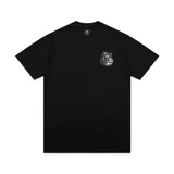 Remera negra de corte regular con estampado pequeño en el pecho de una mochila con útiles escolares.