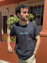 Camiseta negra de manga corta con logo Brixton estampado en el pecho en color celeste.