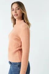 Sweater tejido celeste con cuello alto y mangas largas.