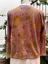 Remera rosa de manga larga con escote en V y estampado botánico.