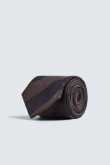 Corbata ancha de seda con diseño de rayas horizontales en marrón y azul marino.