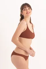 Bombacha de bikini color marrón con textura acanalada.