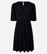 Vestido corto negro de malla texturizada, con escote en V, mangas cortas godê y volado en el bajo.
