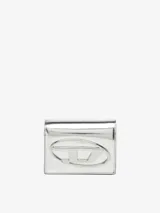 Billetera plateada de cuero con logo Diesel en relieve.